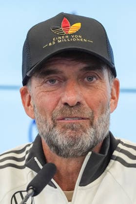 Bundestrainer Jürgen Klopp kommt zur Pressekonferenz zur ersten Kadernominierung der Nationalmannschaft mit einer Kappe Einer von 83 Millionen - 17.09.2026: Erste DFB-Kadernominierung von Bundestrainer Jürgen Klopp, DFB-Campus Frankfurt