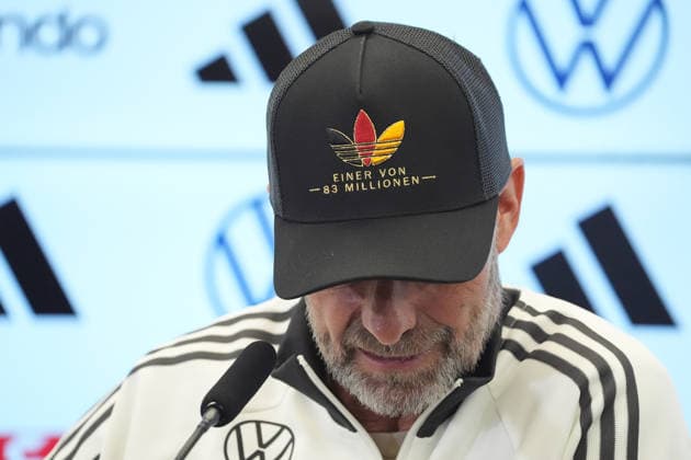 Bundestrainer Jürgen Klopp kommt zur Pressekonferenz zur ersten Kadernominierung der Nationalmannschaft mit einer Kappe Einer von 83 Millionen - 17.09.2026: Erste DFB-Kadernominierung von Bundestrainer Jürgen Klopp, DFB-Campus Frankfurt