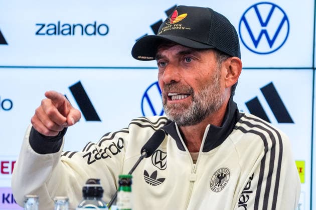 Bundestrainer Jürgen Klopp kommt zur Pressekonferenz zur ersten Kadernominierung der Nationalmannschaft mit einer Kappe Einer von 83 Millionen - 17.09.2026: Erste DFB-Kadernominierung von Bundestrainer Jürgen Klopp, DFB-Campus Frankfurt