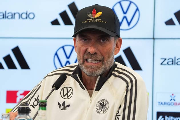 Bundestrainer Jürgen Klopp kommt zur Pressekonferenz zur ersten Kadernominierung der Nationalmannschaft mit einer Kappe Einer von 83 Millionen - 17.09.2026: Erste DFB-Kadernominierung von Bundestrainer Jürgen Klopp, DFB-Campus Frankfurt