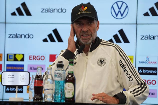 Bundestrainer Jürgen Klopp kommt zur Pressekonferenz zur ersten Kadernominierung der Nationalmannschaft mit einer Kappe Einer von 83 Millionen - 17.09.2026: Erste DFB-Kadernominierung von Bundestrainer Jürgen Klopp, DFB-Campus Frankfurt