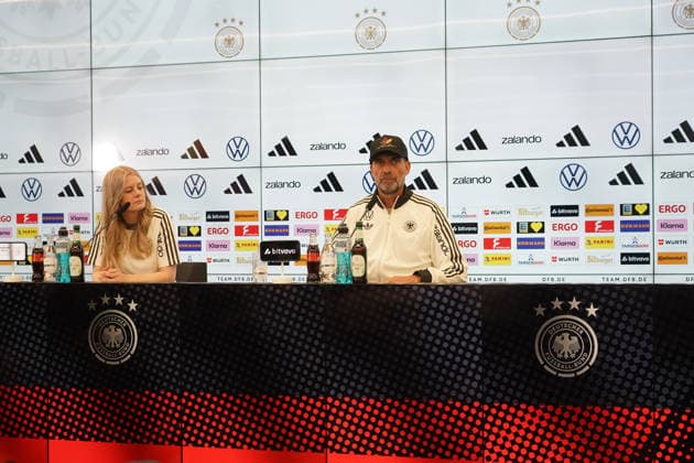 Bundestrainer Jürgen Klopp kommt zur Pressekonferenz zur ersten Kadernominierung der Nationalmannschaft mit einer Kappe Einer von 83 Millionen - 17.09.2026: Erste DFB-Kadernominierung von Bundestrainer Jürgen Klopp, DFB-Campus Frankfurt