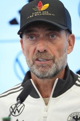 Bundestrainer Jürgen Klopp kommt zur Pressekonferenz zur ersten Kadernominierung der Nationalmannschaft mit einer Kappe Einer von 83 Millionen - 17.09.2026: Erste DFB-Kadernominierung von Bundestrainer Jürgen Klopp, DFB-Campus Frankfurt