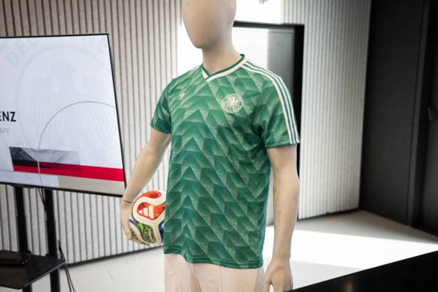 17.09.2026, GER, Nominierungs-Pressekonferenz UEFA Nations League 2026 2027 - mit Bundestrainer Jürgen Klopp 90er-Retrotrikot Spieltrikot wir im Spiel gegen die Niederlande in Amsterdam getragen Frankfurt DFB-Campus Frankfurt Deutschland Copyright: xnordphotoxGmbHx xChristianxSchulzex