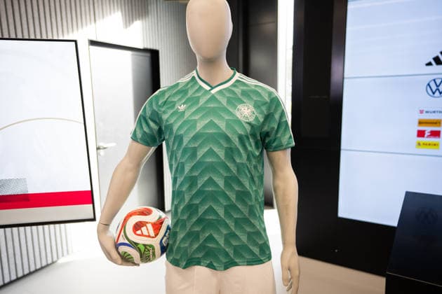 17.09.2026, GER, Nominierungs-Pressekonferenz UEFA Nations League 2026 2027 - mit Bundestrainer Jürgen Klopp 90er-Retrotrikot Spieltrikot wir im Spiel gegen die Niederlande in Amsterdam getragen Frankfurt DFB-Campus Frankfurt Deutschland Copyright: xnordphotoxGmbHx xChristianxSchulzex