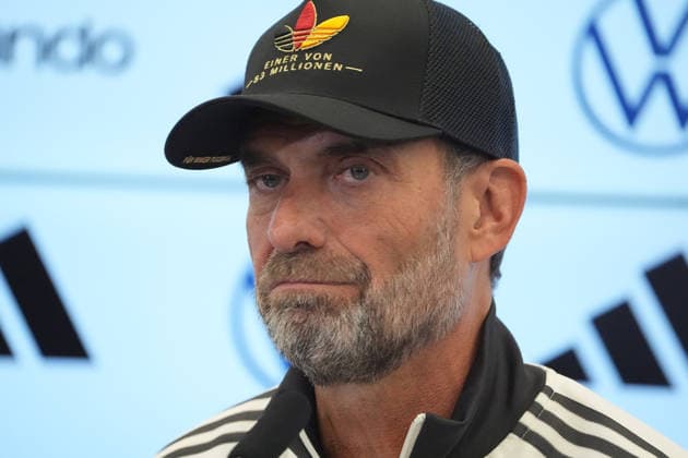 Bundestrainer Jürgen Klopp kommt zur Pressekonferenz zur ersten Kadernominierung der Nationalmannschaft mit einer Adidas Kappe Einer von 83 Millionen - 17.09.2026: Erste DFB-Kadernominierung von Bundestrainer Jürgen Klopp, DFB-Campus Frankfurt