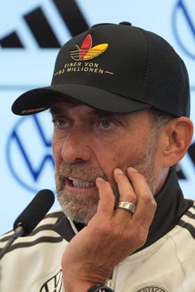 Bundestrainer Jürgen Klopp kommt zur Pressekonferenz zur ersten Kadernominierung der Nationalmannschaft mit einer Adidas Kappe Einer von 83 Millionen - 17.09.2026: Erste DFB-Kadernominierung von Bundestrainer Jürgen Klopp, DFB-Campus Frankfurt