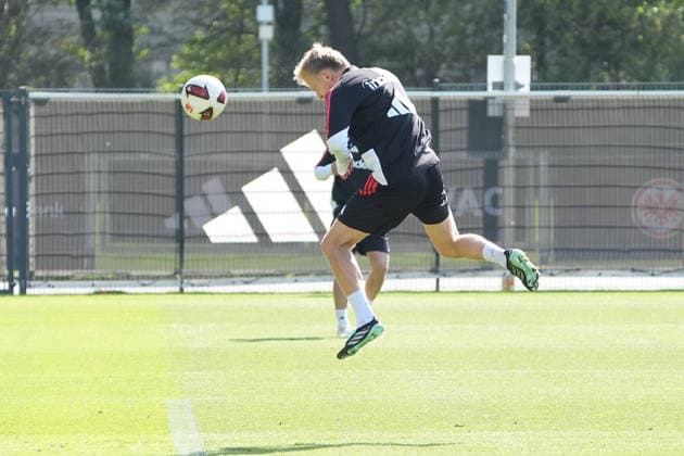 Kopfball Jonathan Burkardt (Eintracht Frankfurt) - 17.09.2026 Bundesliga, Saison 26 27: Eintracht Frankfurt Training