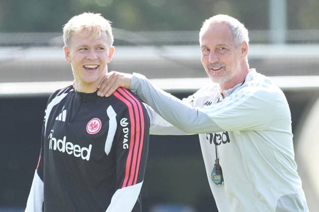Trainer Adi Hütter (Eintracht Frankfurt) mit Jonathan Burkardt (Eintracht Frankfurt) gut gelaunt - 17.09.2026 Bundesliga, Saison 26 27: Eintracht Frankfurt Training