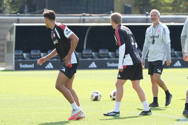 Trainer Adi Hütter (Eintracht Frankfurt) mit Jonathan Burkardt (Eintracht Frankfurt) und Younes Ebnoutalib (Eintracht Frankfurt) gut gelaunt - 17.09.2026 Bundesliga, Saison 26 27: Eintracht Frankfurt Training