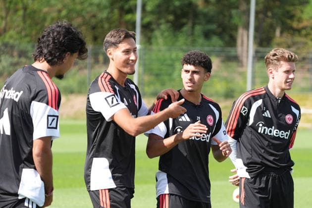 Younes Ebnoutalib (Eintracht Frankfurt) hat Spaß bei der Social Media Produktion der Eintracht nach dem Training mit Can Uzun (Eintracht Frankfurt), Ayoube Amaimouni-Echghouyab (Eintracht Frankfurt), Elias Baum (Eintracht Frankfurt) - 17.09.2026 Bundesliga, Saison 26 27: Eintracht Frankfurt Training
