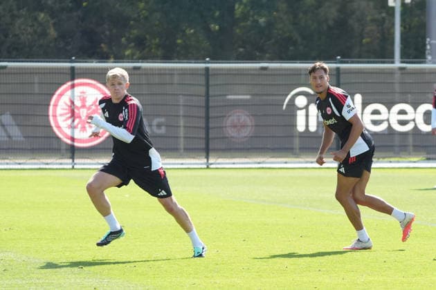 Die beiden Frankfurter Nationalstürmer Jonathan Burkardt (Eintracht Frankfurt), Younes Ebnoutalib (Eintracht Frankfurt) - 17.09.2026 Bundesliga, Saison 26 27: Eintracht Frankfurt Training