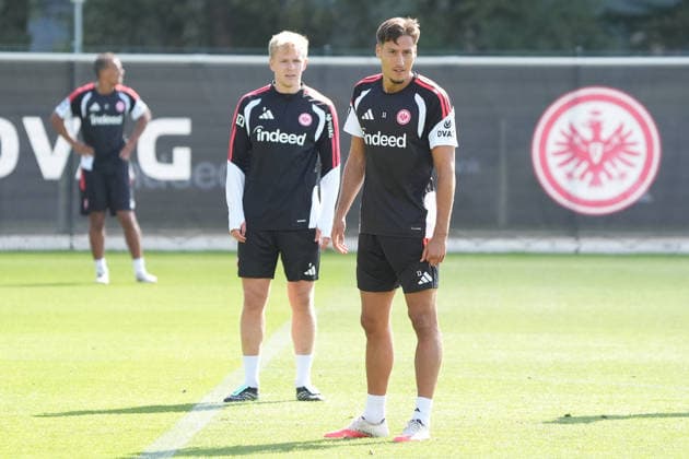 Die beiden Frankfurter Nationalstürmer Jonathan Burkardt (Eintracht Frankfurt) und Younes Ebnoutalib (Eintracht Frankfurt) gut gelaunt - 17.09.2026 Bundesliga, Saison 26 27: Eintracht Frankfurt Training