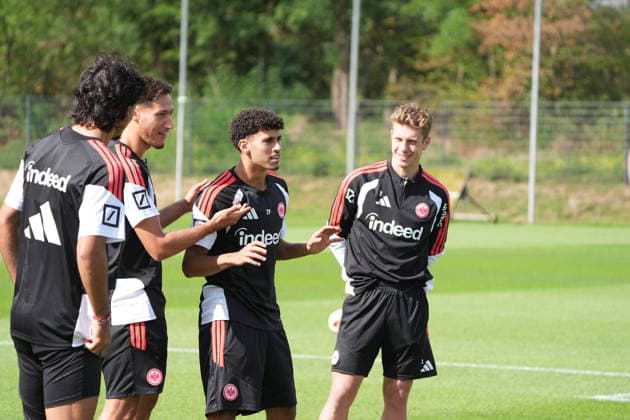 Younes Ebnoutalib (Eintracht Frankfurt) hat Spaß bei der Social Media Produktion der Eintracht nach dem Training mit Elias Baum (Eintracht Frankfurt), Can Uzun (Eintracht Frankfurt), Ayoube Amaimouni-Echghouyab (Eintracht Frankfurt) - 17.09.2026 Bundesliga, Saison 26 27: Eintracht Frankfurt Training