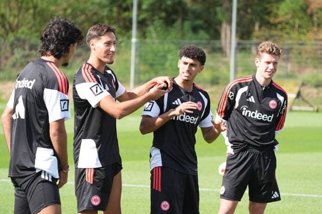 Younes Ebnoutalib (Eintracht Frankfurt) hat Spaß bei der Social Media Produktion der Eintracht nach dem Training mit Can Uzun (Eintracht Frankfurt), Ayoube Amaimouni-Echghouyab (Eintracht Frankfurt), Elias Baum (Eintracht Frankfurt) - 17.09.2026 Bundesliga, Saison 26 27: Eintracht Frankfurt Training