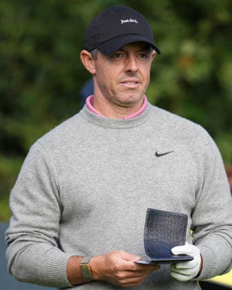 VIRGINIA WATER, ENGLAND - SEPTEMBER 17: Rory McIlroy (IRE) checks his yardage book on the 18th tee during Round 1 at the BMW PGA, Golf Herren Championship at Wentworth Golf Club, Virginia Water on September 17, 2026 in Surrey, England The BMW PGA Championship