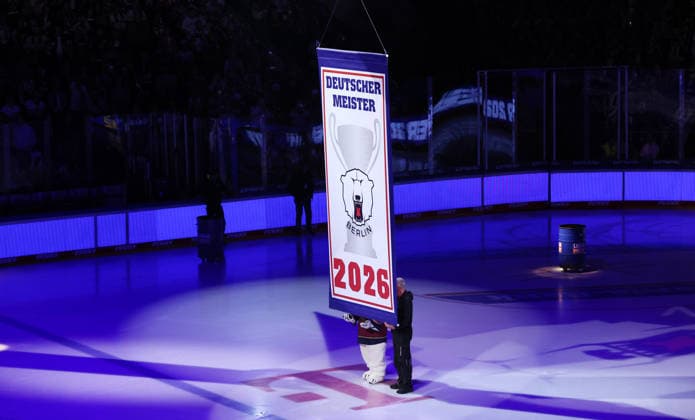 die Eisbären präsentieren das 12. Meisterbanner Eishockey Penny DEL Deutsche Eishockey Liga 1.Spiel Saison 2026 2027 17.09.2026 EHC Eisbären Berlin EBB vs Straubing Tigers