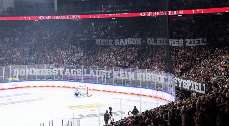 Plakat, Transparent der Eisbärenfans: Donnerstagsspiele abschaffen Eishockey Penny DEL Deutsche Eishockey Liga 1.Spiel Saison 2026 2027 17.09.2026 EHC Eisbären Berlin EBB vs Straubing Tigers