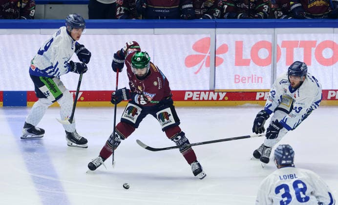 Liam Kirk, Spencer Kersten Zweikampf Spielszene Aktion Eishockey Penny DEL Deutsche Eishockey Liga 1.Spiel Saison 2026 2027 17.09.2026 EHC Eisbären Berlin EBB vs Straubing Tigers