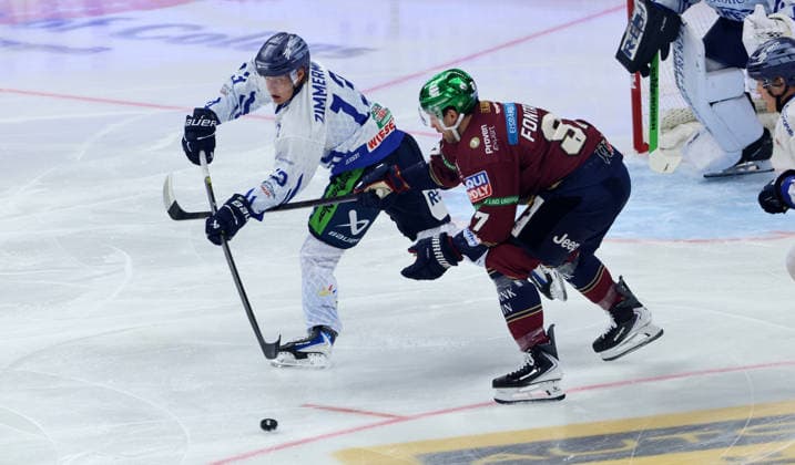 Mario Zimmermann, Gabriel Fontaine Zweikampf Spielszene Aktion Eishockey Penny DEL Deutsche Eishockey Liga 1.Spiel Saison 2026 2027 17.09.2026 EHC Eisbären Berlin EBB vs Straubing Tigers