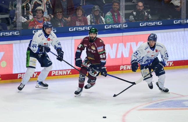 Max Bleicher, Liam Kirk, Nicholas Halloran Zweikampf Spielszene Aktion Eishockey Penny DEL Deutsche Eishockey Liga 1.Spiel Saison 2026 2027 17.09.2026 EHC Eisbären Berlin EBB vs Straubing Tigers