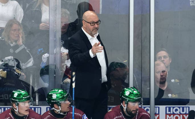 Trainer Eric Dubois gibt Anweisungen Aktion Oberkörper Eishockey Penny DEL Deutsche Eishockey Liga 1.Spiel Saison 2026 2027 17.09.2026 EHC Eisbären Berlin EBB vs Straubing Tigers
