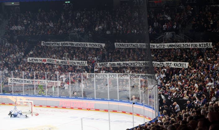 Plakat, Transparent der Eisbärenfans gegen Donnerstagsspiele Eishockey Penny DEL Deutsche Eishockey Liga 1.Spiel Saison 2026 2027 17.09.2026 EHC Eisbären Berlin EBB vs Straubing Tigers