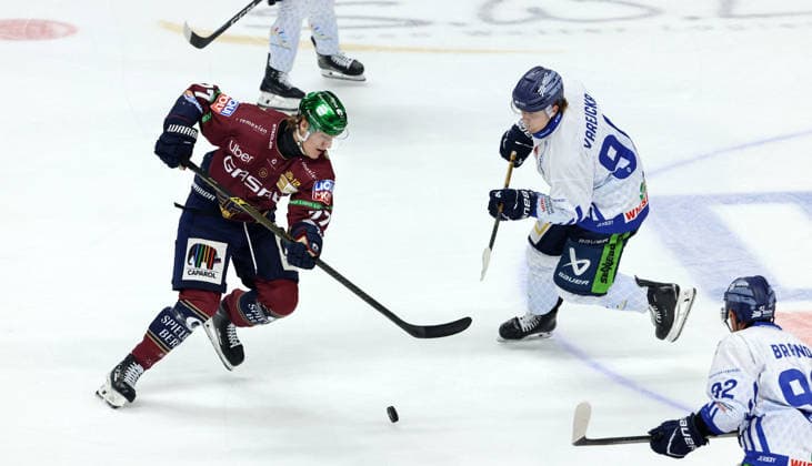 Eric Hördler, Filip Varejcka Zweikampf Spielszene Aktion Eishockey Penny DEL Deutsche Eishockey Liga 1.Spiel Saison 2026 2027 17.09.2026 EHC Eisbären Berlin EBB vs Straubing Tigers