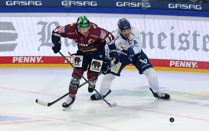 Gabriel Fontaine, Alex Green Zweikampf Spielszene Aktion Eishockey Penny DEL Deutsche Eishockey Liga 1.Spiel Saison 2026 2027 17.09.2026 EHC Eisbären Berlin EBB vs Straubing Tigers
