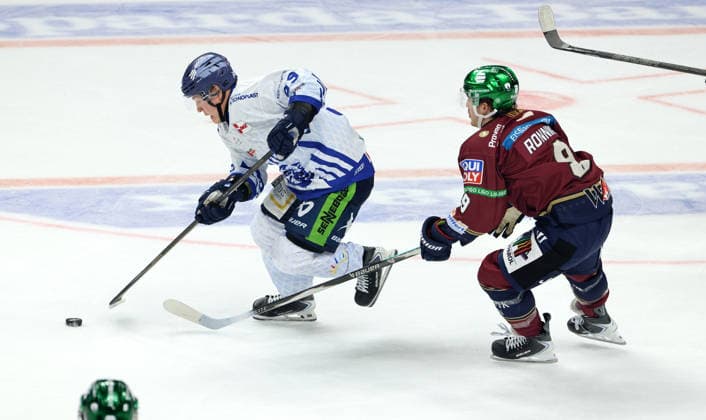 Simon Seidl, Ty Ronning Zweikampf Spielszene Aktion Eishockey Penny DEL Deutsche Eishockey Liga 1.Spiel Saison 2026 2027 17.09.2026 EHC Eisbären Berlin EBB vs Straubing Tigers