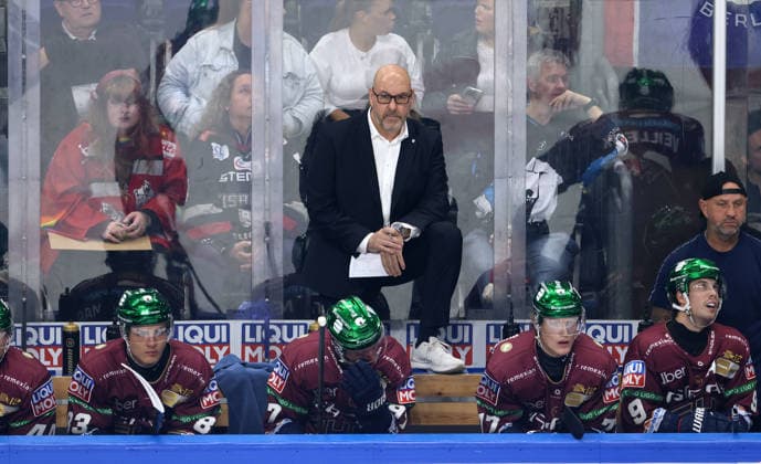Trainer Eric Dubois sieht zu Aktion Oberkörper Eishockey Penny DEL Deutsche Eishockey Liga 1.Spiel Saison 2026 2027 17.09.2026 EHC Eisbären Berlin EBB vs Straubing Tigers