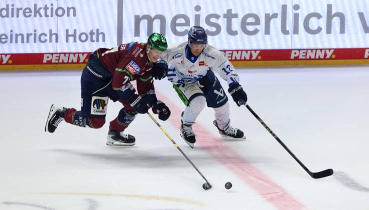 Eric Hördler, Joseph Duszak Zweikampf Spielszene Aktion Eishockey Penny DEL Deutsche Eishockey Liga 1.Spiel Saison 2026 2027 17.09.2026 EHC Eisbären Berlin EBB vs Straubing Tigers