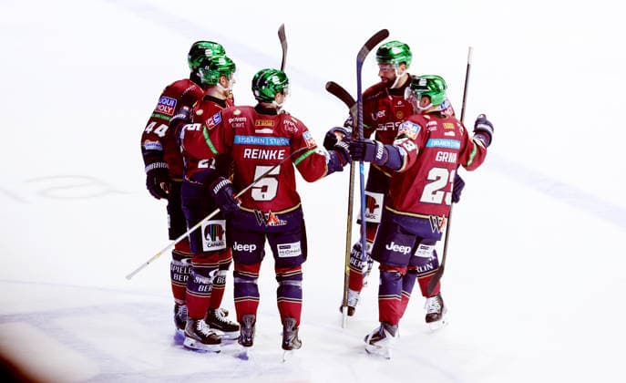 Manuel Wiederer jubelt nach Tor zum 1:0 mit Teamkollegen Freude Emotion Jubel Eishockey Penny DEL Deutsche Eishockey Liga 1.Spiel Saison 2026 2027 17.09.2026 EHC Eisbären Berlin EBB vs Straubing Tigers