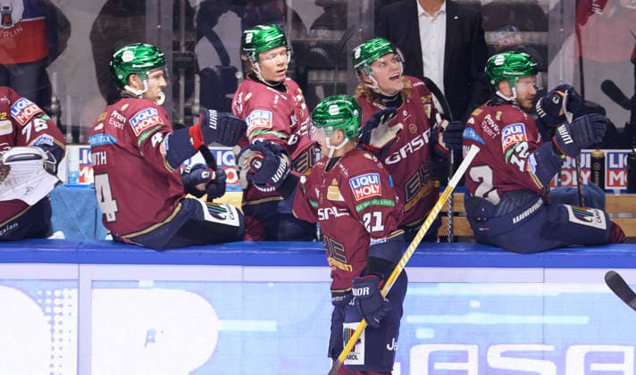 Manuel Wiederer jubelt nach Tor zum 1:0 mit Teamkollegen Freude Emotion Jubel Eishockey Penny DEL Deutsche Eishockey Liga 1.Spiel Saison 2026 2027 17.09.2026 EHC Eisbären Berlin EBB vs Straubing Tigers