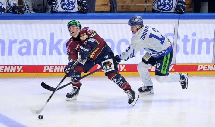 Ty Ronning, Mario Zimmermann Zweikampf Spielszene Aktion Eishockey Penny DEL Deutsche Eishockey Liga 1.Spiel Saison 2026 2027 17.09.2026 EHC Eisbären Berlin EBB vs Straubing Tigers