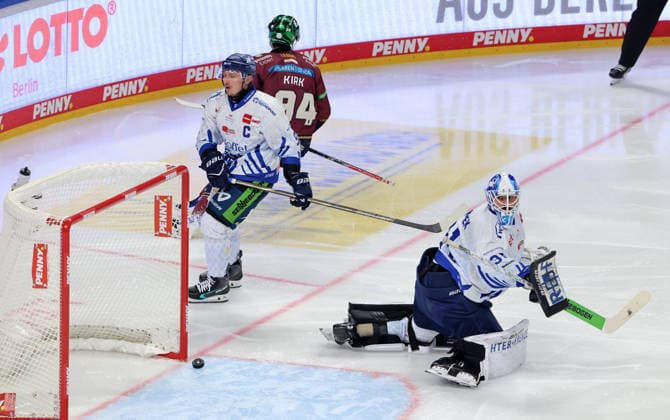 Liam Kirk erzielt das Tor zum 2:0 gegen Torwart Jakub Skarek, Marcel Brandt Zweikampf Spielszene Aktion Eishockey Penny DEL Deutsche Eishockey Liga 1.Spiel Saison 2026 2027 17.09.2026 EHC Eisbären Berlin EBB vs Straubing Tigers