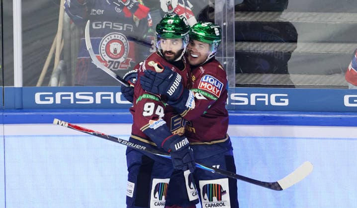 Liam Kirk jubelt nach Tor zum 2:0 mit Ty Ronning Freude Emotion Jubel Eishockey Penny DEL Deutsche Eishockey Liga 1.Spiel Saison 2026 2027 17.09.2026 EHC Eisbären Berlin EBB vs Straubing Tigers