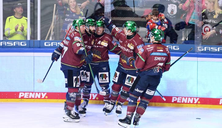Liam Kirk jubelt nach Tor zum 2:0 mit Teamkollegen Freude Emotion Jubel Eishockey Penny DEL Deutsche Eishockey Liga 1.Spiel Saison 2026 2027 17.09.2026 EHC Eisbären Berlin EBB vs Straubing Tigers