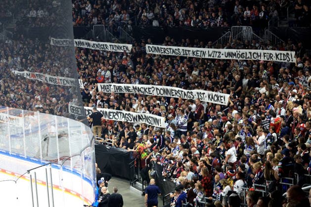 17.09.2026, GER ,DEU, Deutschland, Eisbaeren-Berlin-Fanblock,Fans,Fahnen, Spruchband nordphoto GmbH Engler Berlin Uber-Arena Berlin Deutschland Copyright: xNordphotox xEnglerx