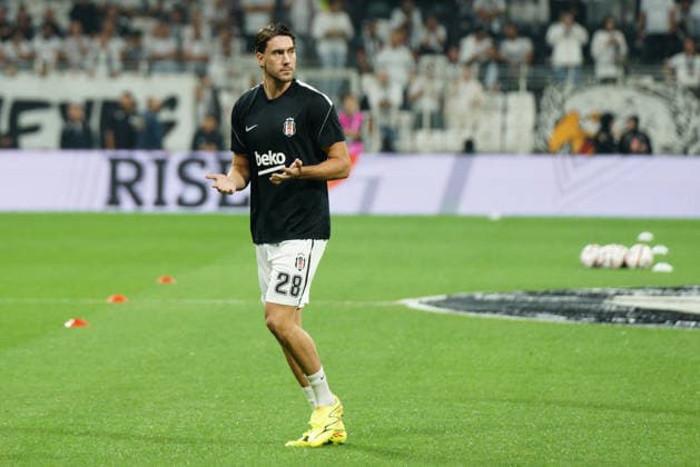 September 17, 2026, Besiktas, Istanbul, Turkey: Dusan Vlahovic (C) of Besiktas reacts before the UEFA Europa League - League Phase, Matchday 1 - football match between Besiktas and Olympique de Marseille at Besiktas Park in Istanbul, Turkey, on September 17, 2026. UEFA Europa League - Besiktas V Olympique De Marseille  - ZUMAu194 20260917_zip_u194_001 Copyright: xTolgaxUluturkx