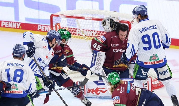 Torwart Jack LaFontaine verliert im Zweikampf seinen Helm Spielszene Aktion Eishockey Penny DEL Deutsche Eishockey Liga 1.Spiel Saison 2026 2027 17.09.2026 EHC Eisbären Berlin EBB vs Straubing Tigers