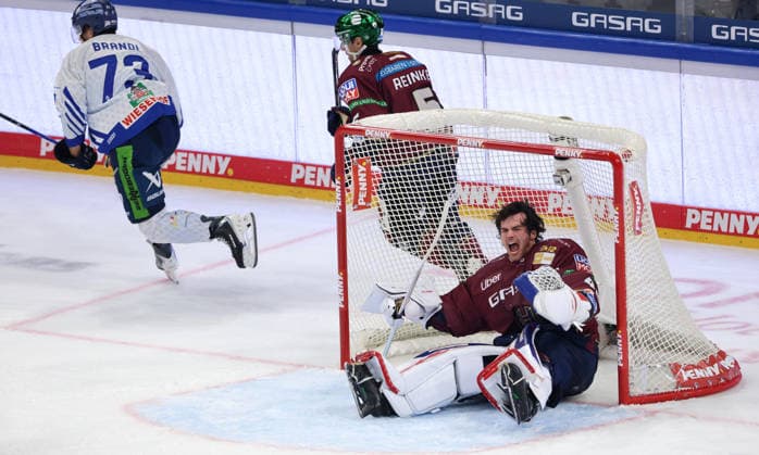 Torwart Jack LaFontaine verliert seinen Helm Eishockey Penny DEL Deutsche Eishockey Liga 1.Spiel Saison 2026 2027 17.09.2026 EHC Eisbären Berlin EBB vs Straubing Tigers