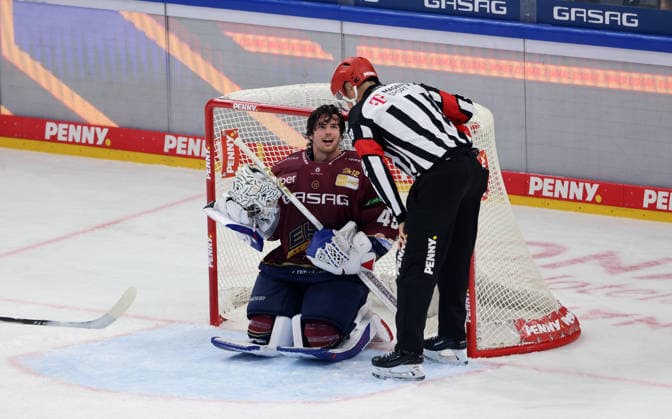 Torwart Jack LaFontaine verliert seinen Helm redet mit Referee Eishockey Penny DEL Deutsche Eishockey Liga 1.Spiel Saison 2026 2027 17.09.2026 EHC Eisbären Berlin EBB vs Straubing Tigers
