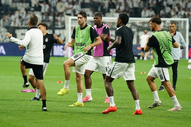 September 17, 2026, Besiktas, Istanbul, Turkey: Dusan Vlahovic (C) of Besiktas warms up before the UEFA Europa League - League Phase, Matchday 1 - football match between Besiktas and Olympique de Marseille at Besiktas Park in Istanbul, Turkey, on September 17, 2026. Besiktas Turkey - ZUMAu194 20260917_zip_u194_004 Copyright: xTolgaxUluturkx