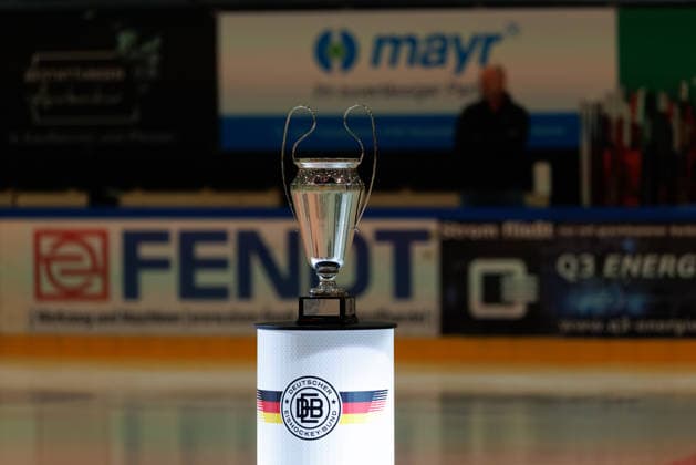 Meisterpokal der Oberliga Süd beim Spiel zwischen ESV Kaufbeuren v Tölzer Löwen, Eishockey, Herren, Oberliga Süd, 2026 2027, 1.Spieltag am 17.09.2026 in Kaufbeuren, energie schwaben arena. Bayern Deutschland