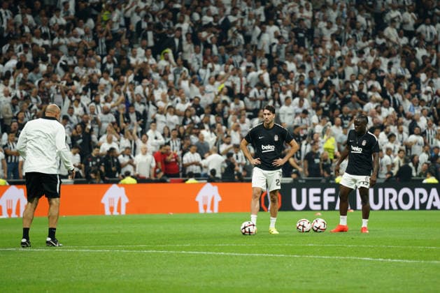 September 17, 2026, Besiktas, Istanbul, Turkey: Dusan Vlahovic (C) of Besiktas warms up before the UEFA Europa League - League Phase, Matchday 1 - football match between Besiktas and Olympique de Marseille at Besiktas Park in Istanbul, Turkey, on September 17, 2026. Besiktas Turkey - ZUMAu194 20260917_zip_u194_005 Copyright: xTolgaxUluturkx