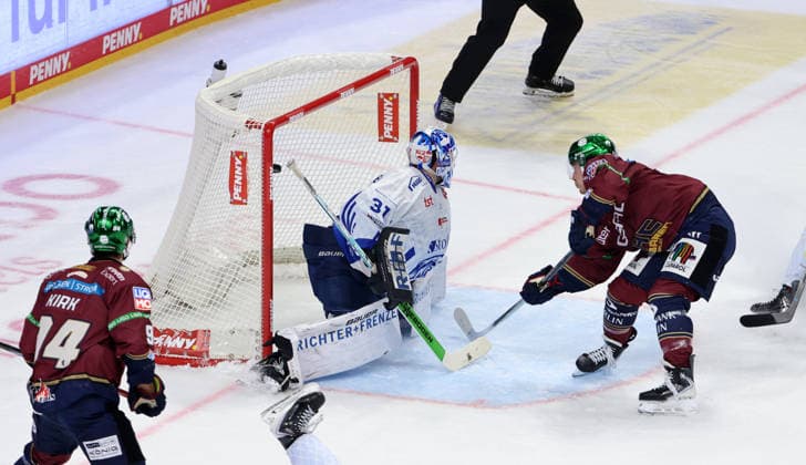 Ty Ronning erzielt das Tor zum 3:0 gegen Torwart Jakub Skarek Zweikampf Spielszene Aktion Eishockey Penny DEL Deutsche Eishockey Liga 1.Spiel Saison 2026 2027 17.09.2026 EHC Eisbären Berlin EBB vs Straubing Tigers