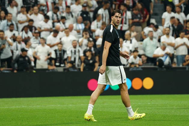 September 17, 2026, Besiktas, Istanbul, Turkey: Dusan Vlahovic (C) of Besiktas looks on before the UEFA Europa League - League Phase, Matchday 1 - football match between Besiktas and Olympique de Marseille at Besiktas Park in Istanbul, Turkey, on September 17, 2026. Besiktas Turkey - ZUMAu194 20260917_zip_u194_007 Copyright: xTolgaxUluturkx