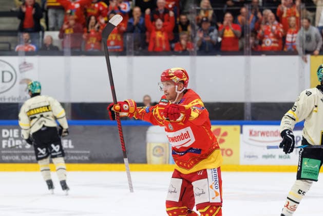 William Eriksson (11, ESV Kaufbeuren) Tor zum 1 : 0 beim Spiel zwischen ESV Kaufbeuren v Tölzer Löwen, Eishockey, Herren, Oberliga Süd, 2026 2027, 1.Spieltag am 17.09.2026 in Kaufbeuren, energie schwaben arena. Bayern Deutschland