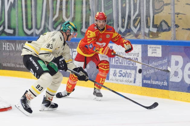 Andrew Yogan (12, ESV Kaufbeuren) und Niklas Hörmann (93, Tölzer Löwen) beim Spiel zwischen ESV Kaufbeuren v Tölzer Löwen, Eishockey, Herren, Oberliga Süd, 2026 2027, 1.Spieltag am 17.09.2026 in Kaufbeuren, energie schwaben arena. Bayern Deutschland